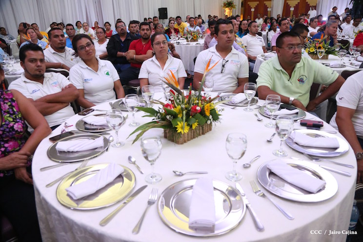 Presidente Daniel Ortega y Compa&ntilde;era Rosario Murillo con trabajadores y trabajadoras de Nicaragua